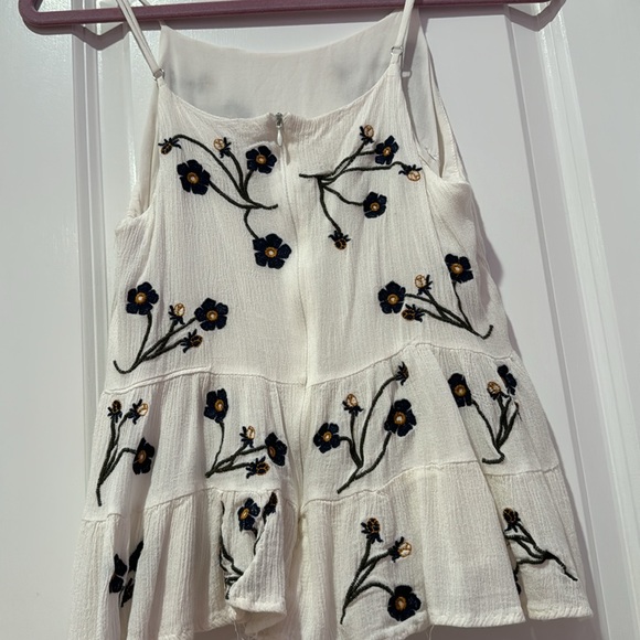 Flowy Embroidered Floral Top - Picture 4 of 4